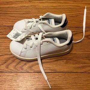 NWT adidas advantage sneaker for kids. White. Size 10.5